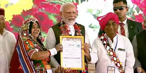 ಫಲಾನುಭವಿಗಳಿಗೆ ಪ್ರಧಾನಿ ನರೇಂದ್ರ ಮೋದಿ ಹಕ್ಕು ಪತ್ರ ವಿತರಣೆ