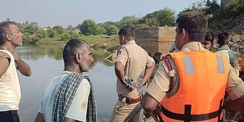 ಘಟನಾ ಸ್ಥಳದಲ್ಲಿ ಪೊಲೀಸರ ಪರಿಶೀಲನೆ
