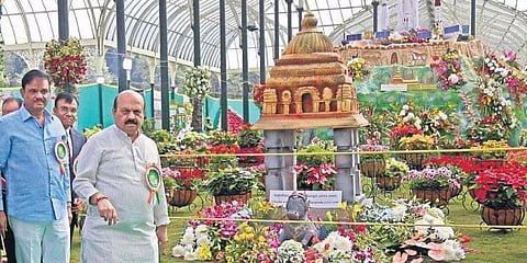 ದ್ವೈವಾರ್ಷಿಕ ಲಾಲ್‌ಬಾಗ್ ಫಲಪುಷ್ಪ ಪ್ರದರ್ಶನದ ಉದ್ಘಾಟನೆ ಬಳಿಕ ಮುಖ್ಯಮಂತ್ರಿ ಬಸವರಾಜ ಬೊಮ್ಮಾಯಿ ಮತ್ತು ಸಚಿವ ಮುನಿರತ್ನ