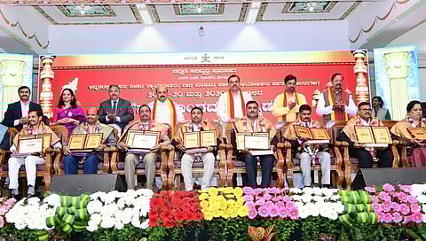 ನ್ಯಾಯಾಧೀಶರು ಮತ್ತು ವಕೀಲರಿಗೆ ಪ್ರಶಸ್ತಿ ಪ್ರದಾನ ಸಮಾರಂಭದಲ್ಲಿ ಸಿಎಂ ಬೊಮ್ಮಾಯಿ.
