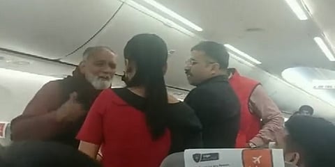 ವಿಮಾನದಲ್ಲಿ ವಾಕ್ಸಮರದ ಚಿತ್ರ