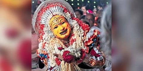 ದಯಾನಂದ ಜಿ ಕಥಲ್ಸರ್ ದೈವ ನರ್ತಕವಾಗಿ ಪ್ರದರ್ಶನ ನೀಡುತ್ತಿದ್ದಾರೆ. (ಫೋಟೋ | ಎಕ್ಸ್‌ಪ್ರೆಸ್)