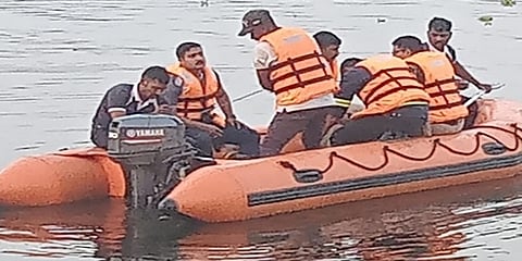 ರಕ್ಷಣಾ ಸಿಬ್ಬಂದಿಯ ಚಿತ್ರ