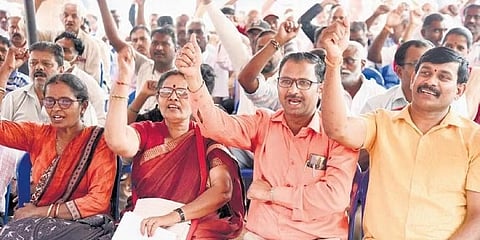 ಪ್ರತಿಭಟನೆ ನಡೆಸುತ್ತಿರುವ ಸಾರಿಗೆ ಸಿಬ್ಬಂದಿಗಳು.