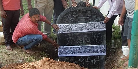 ‘ಹೊಯ್ಸಳರ ಕಾಲದ ವಿಶೇಷವಾದ ಅಪ್ರಕಟಿತ ವೀರಗಲ್ಲು ಶಾಸನ ಶಿಲ್ಪ’ವನ್ನು ಪತ್ತೆ