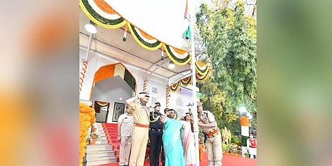 ಹೈದರಾಬಾದ್ ರಾಜಭವನದಲ್ಲಿ ಧ್ವಜಾರೋಹಣ ನೆರವೇರಿಸಿರುವುದು.