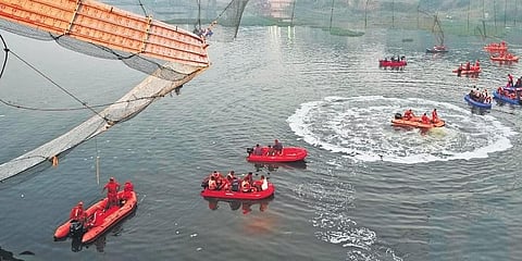 ರಕ್ಷಣಾ ಕಾರ್ಯಾಚರಣೆ ನಡೆಯುತ್ತಿರುವುದು.