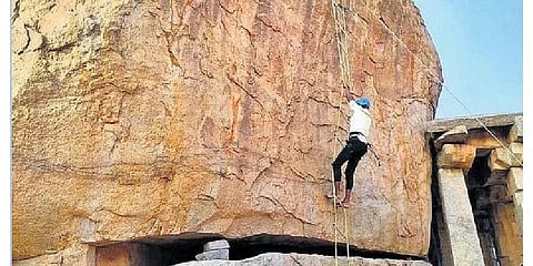 ಹಂಪಿ ಉತ್ಸವದಲ್ಲಿ ಬಂಡೆ ಹತ್ತುವ ಕಾರ್ಯಕ್ರಮ