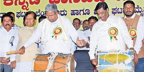 ಮೈಸೂರಿನಲ್ಲಿ ಶುಕ್ರವಾರ ನಡೆದ ಕನ್ನಡ ಜಾನಪದ ಪ್ರಪಂಚ ಪ್ರಶಸ್ತಿ ಪ್ರದಾನ ಸಮಾರಂಭದ ಉದ್ಘಾಟನಾ ಸಮಾರಂಭದ ನಂತರ ಕಾಂಗ್ರೆಸ್ ಶಾಸಕಾಂಗ ಪಕ್ಷದ ನಾಯಕ ಸಿದ್ದರಾಮಯ್ಯ ಮತ್ತು ಮಾಜಿ ಸಚಿವ ಎಚ್.ಸಿ.ಮಹದೇವಪ್ಪ ಅವರು ಡೋಲು ಬಾರಿಸಿದರು.