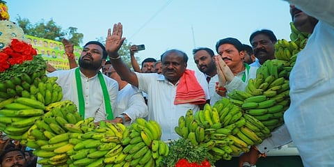 ರಾಯಚೂರು ಜಿಲ್ಲೆಯ ಮಾನ್ವಿ ಪಟ್ಟಣದಲ್ಲಿ ನಡೆದ ಪಂಚರತ್ನ ರಥಯಾತ್ರೆಯಲ್ಲಿ ಹೆಚ್ ಡಿ ಕುಮಾರಸ್ವಾಮಿ