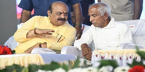 ಸಿದ್ದೇಶ್ವರ ಸ್ವಾಮೀಜಿ ಜೊತೆಗಿರುವ ಸಿಎಂ ಬೊಮ್ಮಾಯಿ ಅವರ ಸಾಂದರ್ಭಿಕ ಚಿತ್ರ