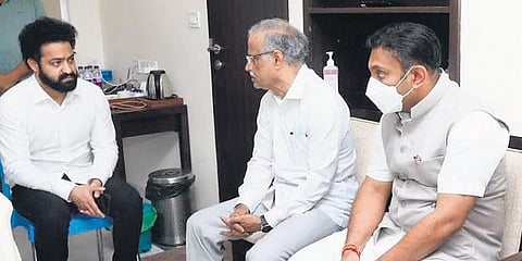 ನಟ ಜೂನಿಯರ್ ಎನ್ ಟಿಆರ್ ಭಾನುವಾರ ಬೆಂಗಳೂರಿನಲ್ಲಿ ಆರೋಗ್ಯ ಸಚಿವ ಡಾ ಕೆ ಸುಧಾಕರ್ ಅವರೊಂದಿಗೆ ಮಾತುಕತೆ ನಡೆಸಿದರು.