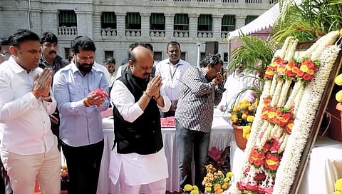 ಭಾರತದ ಸ್ವಾತಂತ್ರ್ಯ ಸಂಗ್ರಾಮದಲ್ಲಿ ಹುತಾತ್ಮರಾದವರ ಸ್ಮರಣಾರ್ಥ ವಿಧಾನಸೌಧ ಮತ್ತು ವಿಕಾಸಸೌಧದ ನಡುವಿನ ಮಹಾತ್ಮ ಗಾಂಧೀಜಿಯವರ ಪ್ರತಿಮೆಗೆ ಮಾಲಾರ್ಪಣೆ ಮಾಡಿದ ಸಿಎಂ ಬೊಮ್ಮಾಯಿ.