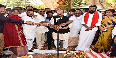 ಮುಖ್ಯಮಂತ್ರಿ ಬಸವರಾಜ ಬೊಮ್ಮಾಯಿ ಇಂದು ಬಳ್ಳಾರಿಯ ವಿಜಯನಗರ ವೈದ್ಯಕೀಯ ಮಹಾವಿದ್ಯಾಲಯ ಹಾಗೂ ಜಿಂದಾಲ್ ಸಹಯೋಗದೊಂದಿಗೆ ಮಹಾವಿದ್ಯಾಲಯದ ಆವರಣದಲ್ಲಿ ನಿರ್ಮಿಸಲು ಉದ್ದೇಶಿಸಿರುವ 400 ಹಾಸಿಗೆಗಳ ತಾಯಿ ಮತ್ತು ಮಕ್ಕಳ ಆಸ್ಪತ್ರೆಯ ಕಟ್ಟಡ ಕಾಮಗಾರಿಯ ಭೂಮಿಪೂಜೆ ನೆರವೇರಿಸಿದರು.