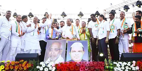 ಹಗರಿಬೊಮ್ಮನಹಳ್ಳಿಯಲ್ಲಿ ಶಾಸಕ ಭೀಮಾ ನಾಯಕ್  ಆಯೋಜಿಸಿದ್ದ ಸಾರ್ಥಕ ನಮನ‌ ಕಾರ್ಯಕ್ರಮ ಉದ್ಘಾಟಿಸಿದ ಸಿದ್ದರಾಮಯ್ಯ