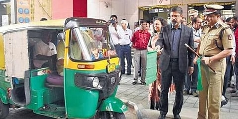 ಬಿಎಂಆರ್‌ಸಿಎಲ್ ಎಂಡಿ ಅಂಜುಮ್ ಪರ್ವೇಜ್ ಮತ್ತು ಎಡಿಜಿಪಿ ಮತ್ತು ವಿಶೇಷ ಪೊಲೀಸ್ ಆಯುಕ್ತ (ಸಂಚಾರ) ಡಾ.ಎಂ.ಎ.ಸಲೀಂ ಬುಧವಾರ ಎಂಜಿ ರಸ್ತೆ ಮೆಟ್ರೋ ನಿಲ್ದಾಣದಲ್ಲಿ ಪ್ರೀಪೇಯ್ಡ್ ಆಟೋಗೆ ಚಾಲನೆ ನೀಡಿದರು.