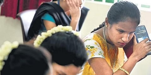 ಎಪಿಎಸ್ ಎಜುಕೇಶನ್ ಫೌಂಡೇಶನ್ ಬೆಂಗಳೂರಿನಲ್ಲಿ ಬುಧವಾರ ಆಯೋಜಿಸಿದ್ದ ವಿಶ್ವ ಬ್ರೈಲ್ ದಿನಾಚರಣೆಯ ಸಂದರ್ಭದಲ್ಲಿ ದೃಷ್ಟಿಹೀನತೆ ಹೊಂದಿರುವ ವಿದ್ಯಾರ್ಥಿಗಳು ಹೊಸದಾಗಿ ಬಿಡುಗಡೆಯಾದ ಬ್ರೈಲ್ ಪುಸ್ತಕಗಳನ್ನು ಓದಿದರು.