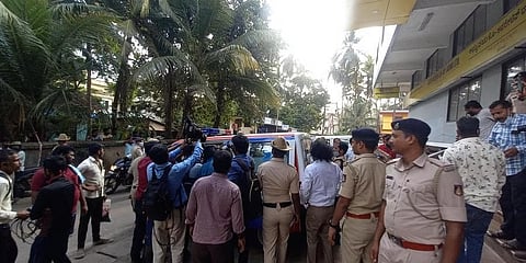 ಉಡುಪಿಯ ಹೊಟೇಲ್‌ನಿಂದ ಮಣಿಪಾಲಕ್ಕೆ ಗುತ್ತಿಗೆದಾರ ಸಂತೋಷ್ ಪಾಟೀಲ್ ಶವವನ್ನು ಮರಣೋತ್ತರ ಪರೀಕ್ಷೆಗೆ ಸ್ಥಳಾಂತರಿಸುತ್ತಿರುವುದು.