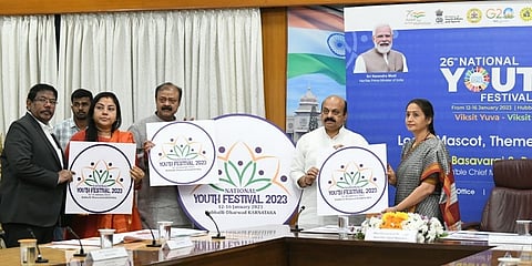 ಲಾಂಛನ ಮತ್ತು  ಮ್ಯಾಸ್ಕಟ್ ಬಿಡುಗಡೆ ಕಾರ್ಯಕ್ರಮದಲ್ಲಿ ಸಿಎಂ ಬೊಮ್ಮಾಯಿ, ಸಚಿವ ಡಾ.ಕೆ. ಸಿ, ನಾರಾಯಣಗೌಡ, ತಾರಾ ಅನುರಾಧ ಮತ್ತಿತರರು
