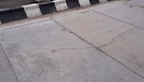 ರಸ್ತೆಯಲ್ಲಿ ಕಂಡು ಬಂದಿರುವ ಬಿರುಕು.
