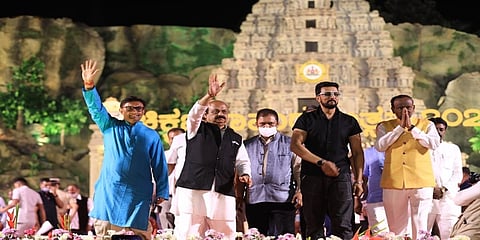 ಸಿಎಂ ಬಸವರಾಜ ಬೊಮ್ಮಾಯಿ, ನಟ ಸುದೀಪ್, ಆರೋಗ್ಯ ಸಚಿವ ಡಾ ಕೆ ಸುಧಾಕರ್, ಸಣ್ಣ ಮತ್ತು ಮಧ್ಯಮ ಕೈಗಾರಿಕೆ ಸಚಿವ ಎಂಟಿಬಿ ನಾಗರಾಜ್ ಮೊದಲಾದವರು ಚಿಕ್ಕಬಳ್ಳಾಪುರ ಉತ್ಸವ ಉದ್ಘಾಟನಾ ಸಮಾರಂಭದಲ್ಲಿ