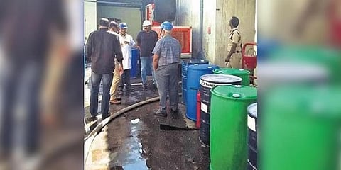 ಅಗ್ನಿ ಅವಘಡ ಸಂಭವಿಸಿದ ಸ್ಥಳವನ್ನು ಪರಿಶೀಲಿಸಿದ ಅಧಿಕಾರಿಗಳು