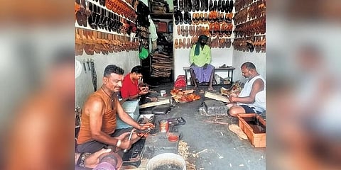 'ಪಾದರಕ್ಷೆ' ತಯಾರಿಸುವ ಕೆಲಸದಲ್ಲಿ ತೊಡಗಿರುವ ಸಪ್ತಾಳಕರ್ ಕುಟುಂಬ