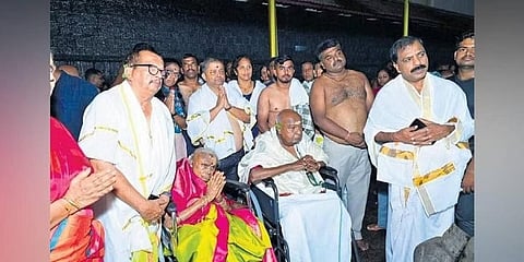 ದಕ್ಷಿಣ ಕನ್ನಡ ಜಿಲ್ಲೆಯ ಕುಕ್ಕೆ ಸುಬ್ರಹ್ಮಣ್ಯ ದೇವಸ್ಥಾನದಲ್ಲಿ ಸೋಮವಾರ ಮಾಜಿ ಪ್ರಧಾನಿ ಹೆಚ್ ಡಿ ದೇವೇಗೌಡ ಮತ್ತು ಅವರ ಪತ್ನಿ ಚೆನ್ನಮ್ಮ ಪೂಜೆ ಸಲ್ಲಿಸಿದರು.