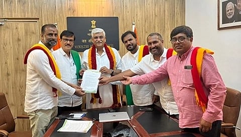 ಕೇಂದ್ರ ಜಲಶಕ್ತಿ ಸಚಿವ ಗಜೇಂದ್ರ ಸಿಂಗ್ ಶೇಖಾವತ್  ಅವರನ್ನು ಭೇಟಿ ಮಾಡಿರುವ ರೈತ ಮುಖಂಡರು.