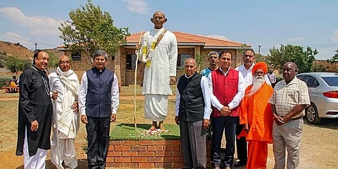 ದಕ್ಷಿಣ ಆಫ್ರಿಕಾದ ಟಾಲ್‌ಸ್ಟಾಯ್ ಫಾರ್ಮ್‌ನಲ್ಲಿ ಗಾಂಧಿ ಜಯಂತಿ ಆಚರಣೆ ವೇಳೆ ಮಹಾತ್ಮ ಗಾಂಧಿಯವರ ಪ್ರತಿಮೆಯೊಂದಿಗೆ ದಕ್ಷಿಣ ಆಫ್ರಿಕಾದ ಭಾರತದ ಹೈ ಕಮಿಷನರ್ ಪ್ರಭಾತ್ ಕುಮಾರ್