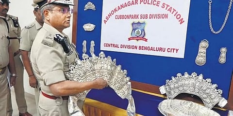 ಕಳ್ಳರಿಂದ ವಶಪಡಿಸಿಕೊಂಡ ಬೆಳ್ಳಿ ಆಭರಣಗಳು.