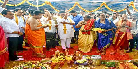 ನವೆಂಬರ್‌ನಲ್ಲಿ ಬೆಂಗಳೂರಿನಲ್ಲಿ ನಡೆಯಲಿರುವ ಕಂಬಳಕ್ಕೆ ಪೂರ್ವ ತಯಾರಿಯಾಗಿ ಇಂದು ಅರಮನೆ ಮೈದಾನದಲ್ಲಿ ಹಮ್ಮಿಕೊಂಡಿದ್ದ ಕರೆ ಪೂಜೆ ಕಾರ್ಯಕ್ರಮದಲ್ಲಿ ಪಾಲ್ಗೊಂಡು ಭೂಮಿ ಪೂಜೆ ನೆರವೇರಿಸಿದ ಡಿಸಿಎಂ ಡಿ ಕೆ ಶಿವಕುಮಾರ್ ಹಾಗೂ ಇತರ ನಾಯಕರು