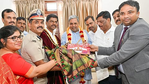 ಮೈಸೂರು ಉಸ್ತುವಾರಿ ಸಚಿವರಾದ ಹೆಚ್.ಸಿ.ಮಹದೇವಪ್ಪನವರ ನೇತೃತ್ವದ ಜಿಲ್ಲಾಡಳಿತದ ನಿಯೋಗ ಮುಖ್ಯಮಂತ್ರಿ ಸಿದ್ದರಾಮಯ್ಯ ಅವರನ್ನು ಭೇಟಿ ಮಾಡಿರುವುದು.