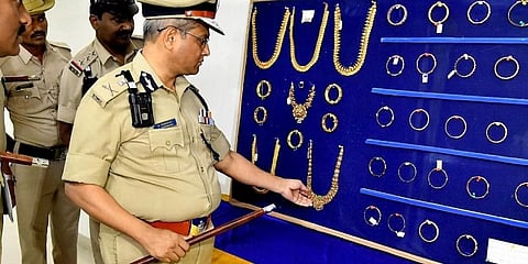 ಆರೋಪಿಗಳಿಂದ ವಶಪಡಿಸಿಕೊಂಡಿರುವ ಚಿನ್ನಾಭರಣ.