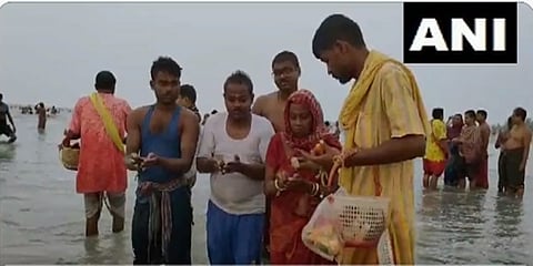 ಜಲ ದರ್ಪಣ ಮಾಡಿ ವಿಶೇಷ ಪೂಜೆ ಸಲ್ಲಿಸುತ್ತಿರುವ ಭಕ್ತರು