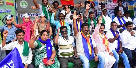 ತಮಿಳುನಾಡಿಗೆ ಕಾವೇರಿ ನೀರು ಬಿಡುವುದನ್ನು ವಿರೋಧಿಸಿ ಕರ್ನಾಟಕ ಜಲ ಸಂರಕ್ಷಣಾ ಸಮಿತಿ ಸದಸ್ಯರು ಬೆಂಗಳೂರಿನಲ್ಲಿ ಮಂಗಳವಾರ ಪ್ರತಿಭಟನೆ ನಡೆಸಿದರು.
