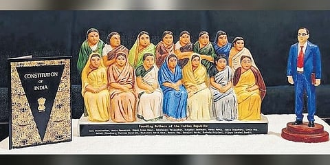 ಸರೋಜಿನಿ ನಾಯ್ಡು, ಅಮ್ಮು ಸ್ವಾಮಿನಾಥನ್, ದಾಕ್ಷಾಯಣಿ ವೇಲಾಯುಧನ್ ಬೇಗಂ ಐಜಾಜ್ ರಸೂಲ್, ದುರ್ಗಾಬಾಯಿ ದೇಶಮುಖ್, ಹಂಸಾ ಮೆಹ್ತಾ, ಕಮಲಾ ಚೌಧರಿ, ಲೀಲಾ ರಾಯ್, ಮಾಲತಿ ಚೌಧರಿ, ಪೂರ್ಣಿಮಾ ಬ್ಯಾನರ್ಜಿ, ರಾಜಕುಮಾರಿಯರ ದಸರಾ ಬೊಂಬೆಗಳು