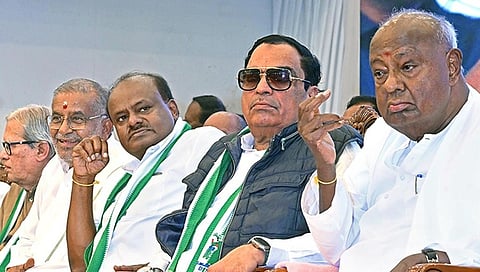 ದೇವೇಗೌಡರ ಜೊತೆ ಇಬ್ರಾಹಿಂ ಮತ್ತು ಕುಮಾರಸ್ವಾಮಿ