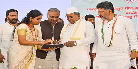 ಪ್ರಶಸ್ತಿ ಪ್ರದಾನ ಸಮಾರಂಭದಲ್ಲಿ ಸಿಎಂ ಸಿದ್ದರಾಮಯ್ಯ, ಡಿಸಿಎಂ ಡಿಕೆ ಶಿವಕುಮಾರ್ , ಸಚಿವ ಪ್ರಿಯಾಂಕ್ ಖರ್ಗೆ ಮತ್ತಿತರರು