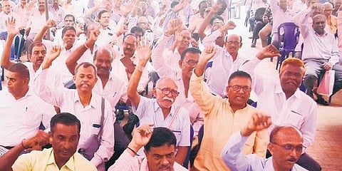 ಕೆಎಸ್‌ಆರ್‌ಟಿಸಿ ನಿವೃತ್ತ ನೌಕರರು ಪರಿಷ್ಕೃತ ವೇತನಕ್ಕೆ ಆಗ್ರಹಿಸಿ ಬೆಂಗಳೂರಿನ ಫ್ರೀಡಂ ಪಾರ್ಕ್‌ನಲ್ಲಿ ಗುರುವಾರ ಪ್ರತಿಭಟನೆ ನಡೆಸಿದರು