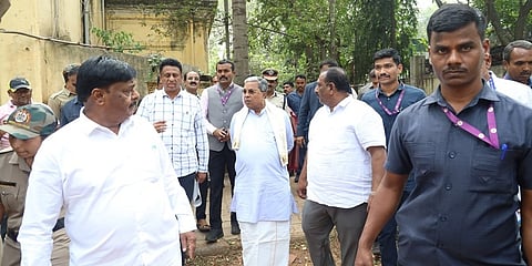 ಮುಖ್ಯಮಂತ್ರಿ ಸಿದ್ದರಾಮಯ್ಯ ಅವರು ಇಂದು ಮೈಸೂರಿನ ಮಹಾರಾಣಿ ಕಾಲೇಜು ಮತ್ತು ವಸತಿ ನಿಲಯಕ್ಕೆ ಭೇಟಿ ನೀಡಿ ಕಟ್ಟಡದ ದುರಸ್ಥಿ ಕಾರ್ಯವನ್ನು ಪರಿಶೀಲಿಸಿದರು.
