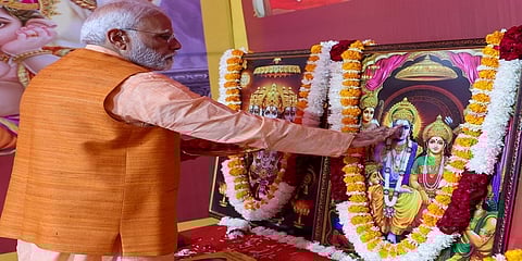 ದೆಹಲಿಯಲ್ಲಿ ವಿಜಯದಶಮಿ ಆಚರಣೆ ಸಂದರ್ಭದಲ್ಲಿ ರಾಮದೇವರನ್ನು ಪೂಜಿಸಿದ ಪ್ರಧಾನಿ ನರೇಂದ್ರ ಮೋದಿ