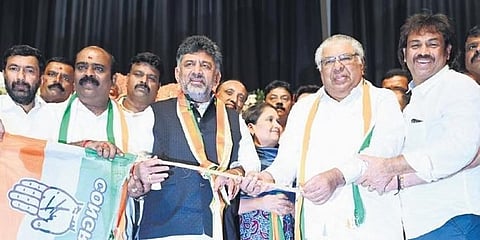 ಜೆಡಿಎಸ್ ನಾಯಕರನ್ನು ಕಾಂಗ್ರೆಸ್‌ಗೆ ಸ್ವಾಗತಿಸಿದ ಡಿಸಿಎಂ ಡಿಕೆ ಶಿವಕುಮಾರ್.