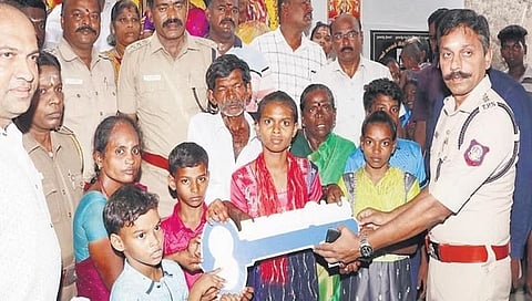 ಮುತ್ತುಲಕ್ಷ್ಮಿ ಕುಟುಂಬಕ್ಕೆ ಮನೆ ಕೀ ಹಸ್ತಾಂತರಿಸಿದ ಎಸ್ ಪಿ ರಾಜಾರಾಂ