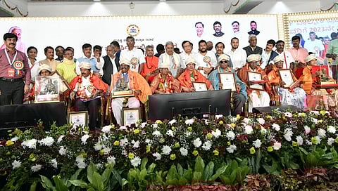 ಸಾಧಕರಿಗೆ ಪ್ರಶಸ್ತಿ ಪ್ರದಾನ ಮಾಡಿದ ಸಿಎಂ ಸಿದ್ದರಾಮಯ್ಯ.