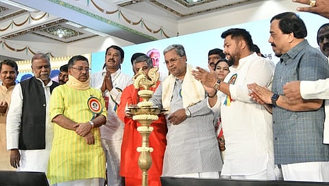 ವಿಧಾನಸೌಧದ ಬ್ಯಾಂಕ್ವೆಟ್ ಸಭಾಂಗಣದಲ್ಲಿ ಆಯೋಜಿಸಿದ್ದ ಮಹರ್ಷಿ ವಾಲ್ಮೀಕಿ ಜಯಂತಿ ಕಾರ್ಯಕ್ರಮವನ್ನು ಉದ್ಘಾಟಿಸಿದ ಸಿಎಂ ಸಿದ್ದರಾಮಯ್ಯ