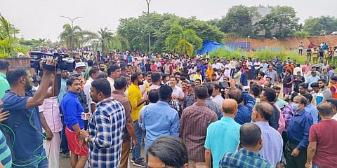 ಸ್ಥಳದಲ್ಲಿ ಜಮಾಯಿಸಿರುವ ಜನತೆ.
