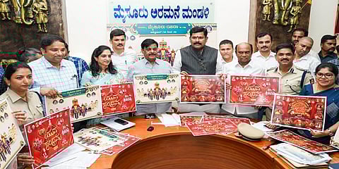 ಮೈಸೂರು ದಸರಾ ಲೋಗೊ ಬಿಡುಗಡೆ ಮಾಡಿದ ಸಚಿವರಾದ ಹೆಚ್ . ಸಿ. ಮಹಾದೇವಪ್ಪ, ಶಿವರಾಜ್ ತಂಗಡಗಿ ಮತ್ತಿತರರು