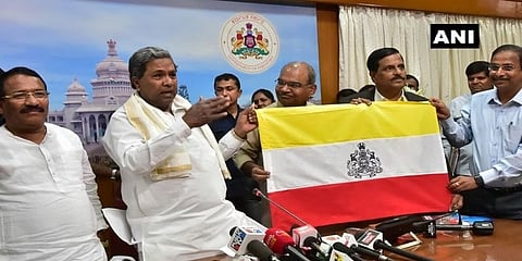 ನಾಡಧ್ವಜದೊಂದಿಗೆ ಸಿಎಂ ಸಿದ್ದರಾಮಯ್ಯ