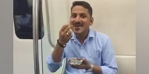 ಮೆಟ್ರೋ ರೈಲಿನಲ್ಲಿ ಗೋಬಿ ಸವಿಯುತ್ತಿರುವ ವ್ಯಕ್ತಿ.